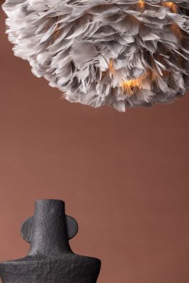 Nicola M taklampa svart / grå konstgjord fjäder