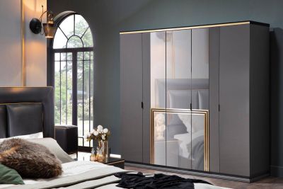 Garderob med 5 dörrar i spegelglas och guldiga detaljer