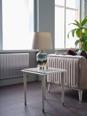 vitt litet sidobord eller lampbord med stilren design