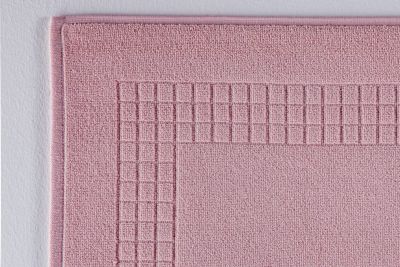 Tjockare handduk i rosa med fint mönster och tjockt material 