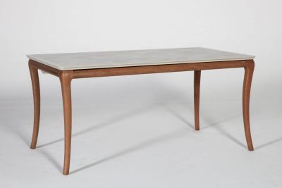Modernt matbord med ben i trä och en bordsskiva inspirerad av betong