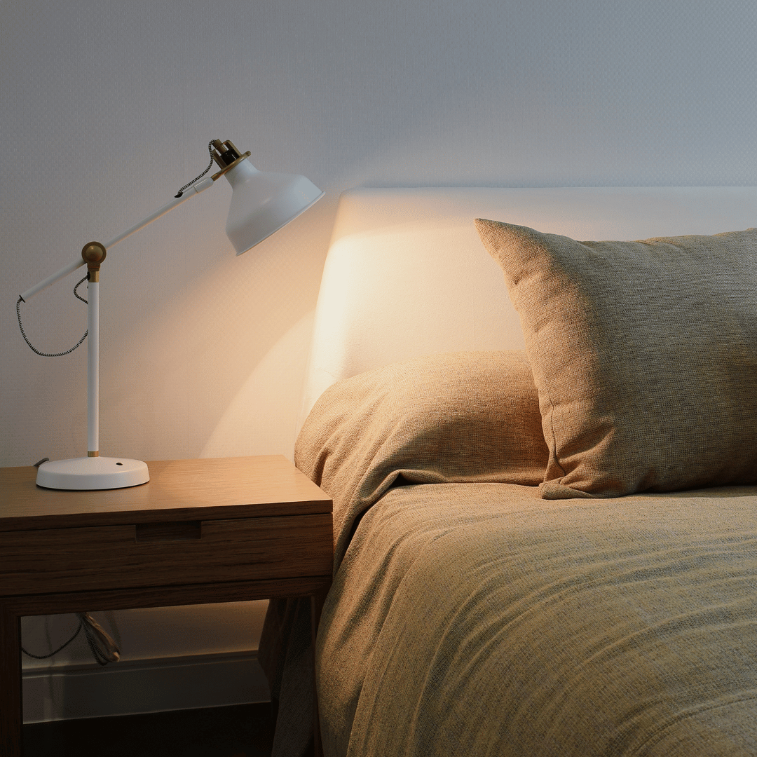 En bra bordslampa bredvid säng för läsning innan läggdags.
