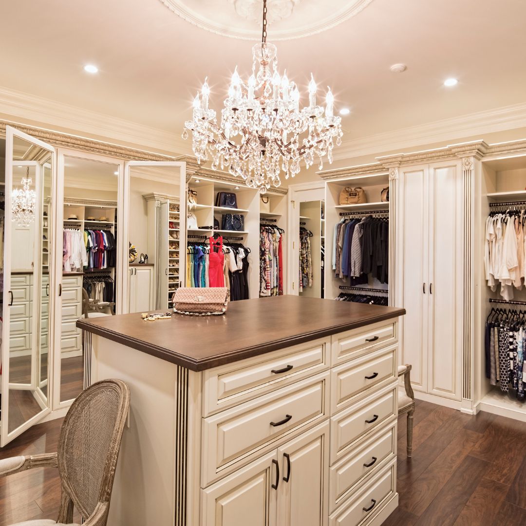 Lyxig och elegant walk in closet garderob med vacker kristallkrona som taklampa.