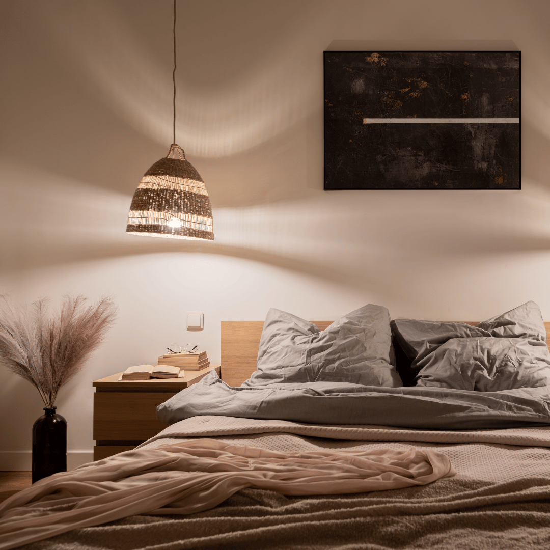 Mysig belysning i sovrum med skandinavisk inredning.