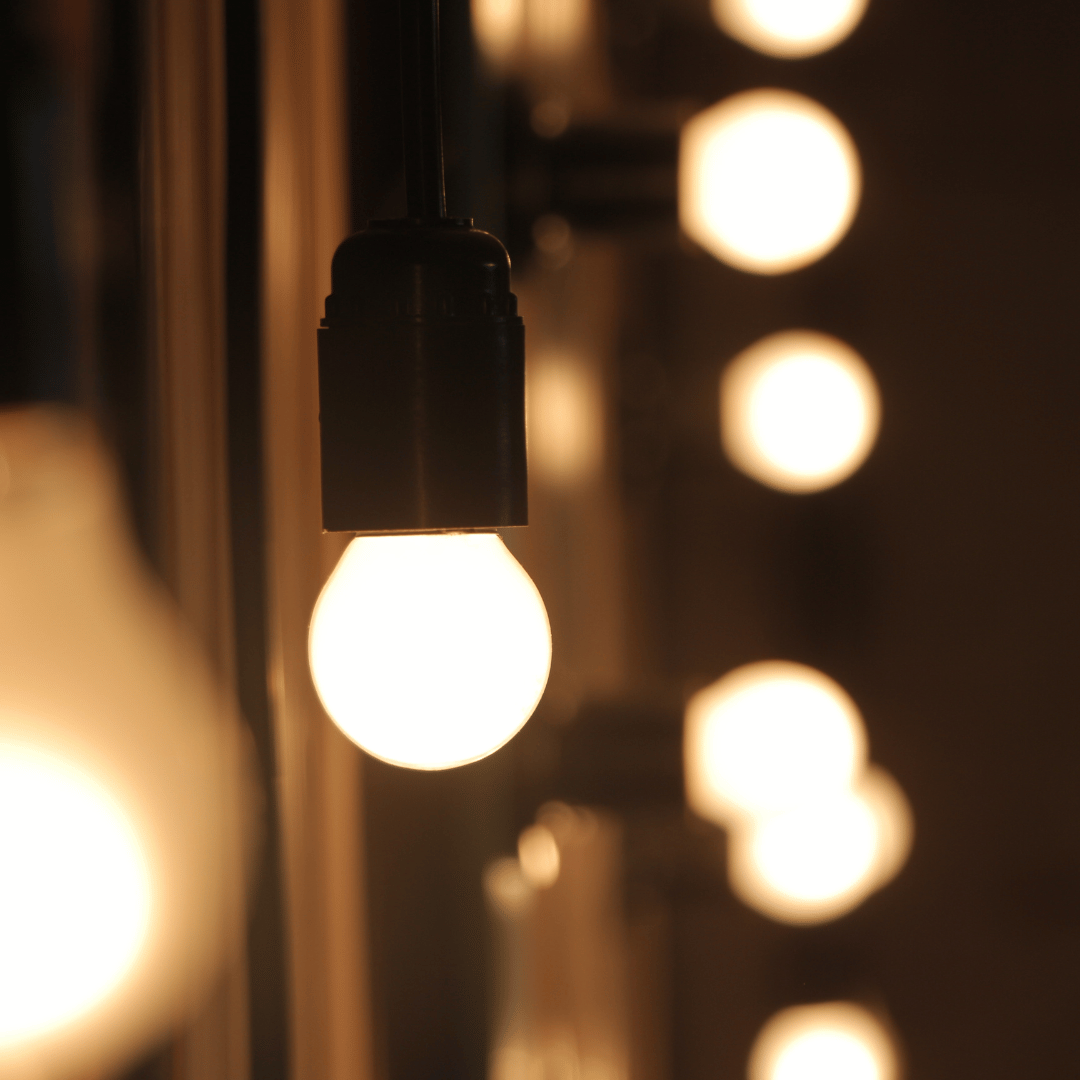 Belysning i form av ljusslingor runt fönster för att skapa en mysig atmosfär i rummet.