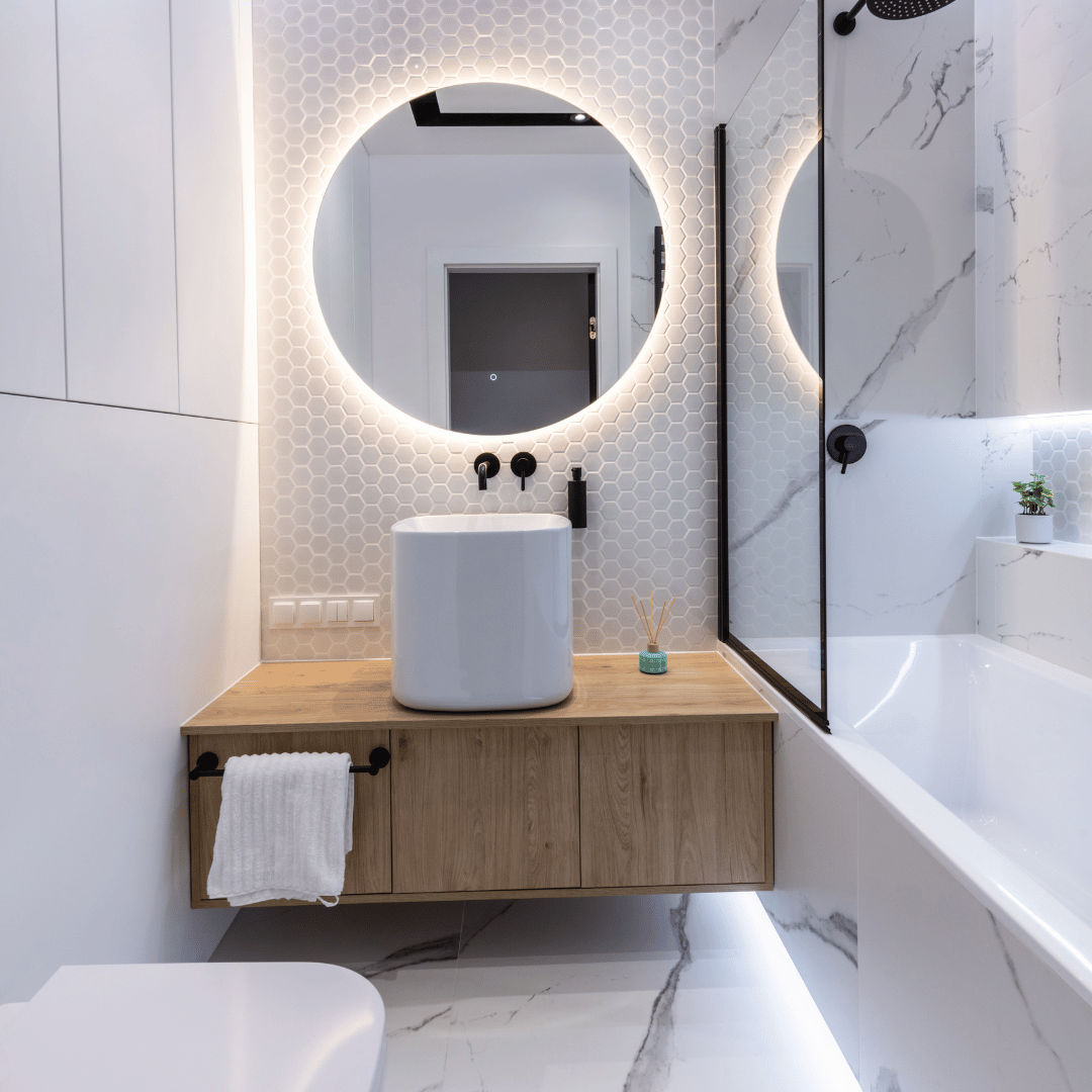 Snygg badrumsbelysning bakom spegel som utstrålar elegans och lyx i badrummet.
